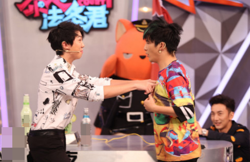 谢娜埋怨张杰玩游戏无视自己 沉迷角色吓到邻居