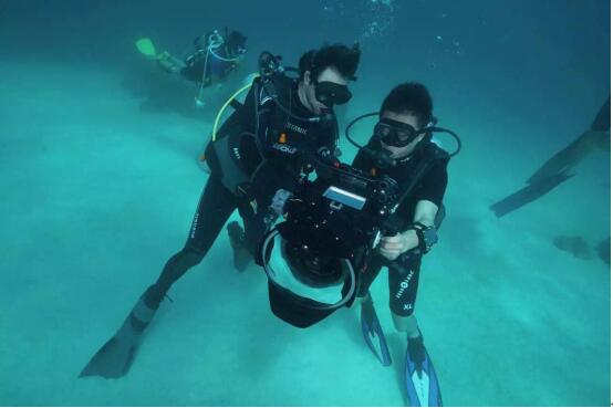 《深海X异种》幕后：摄影师水下看景.jpg